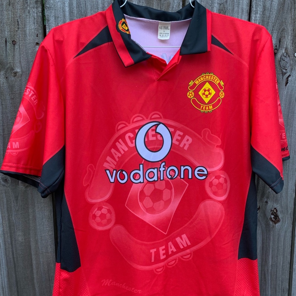 MEN’S MANCHESTER UNITED BECKHAM SOCCER JERSEY.